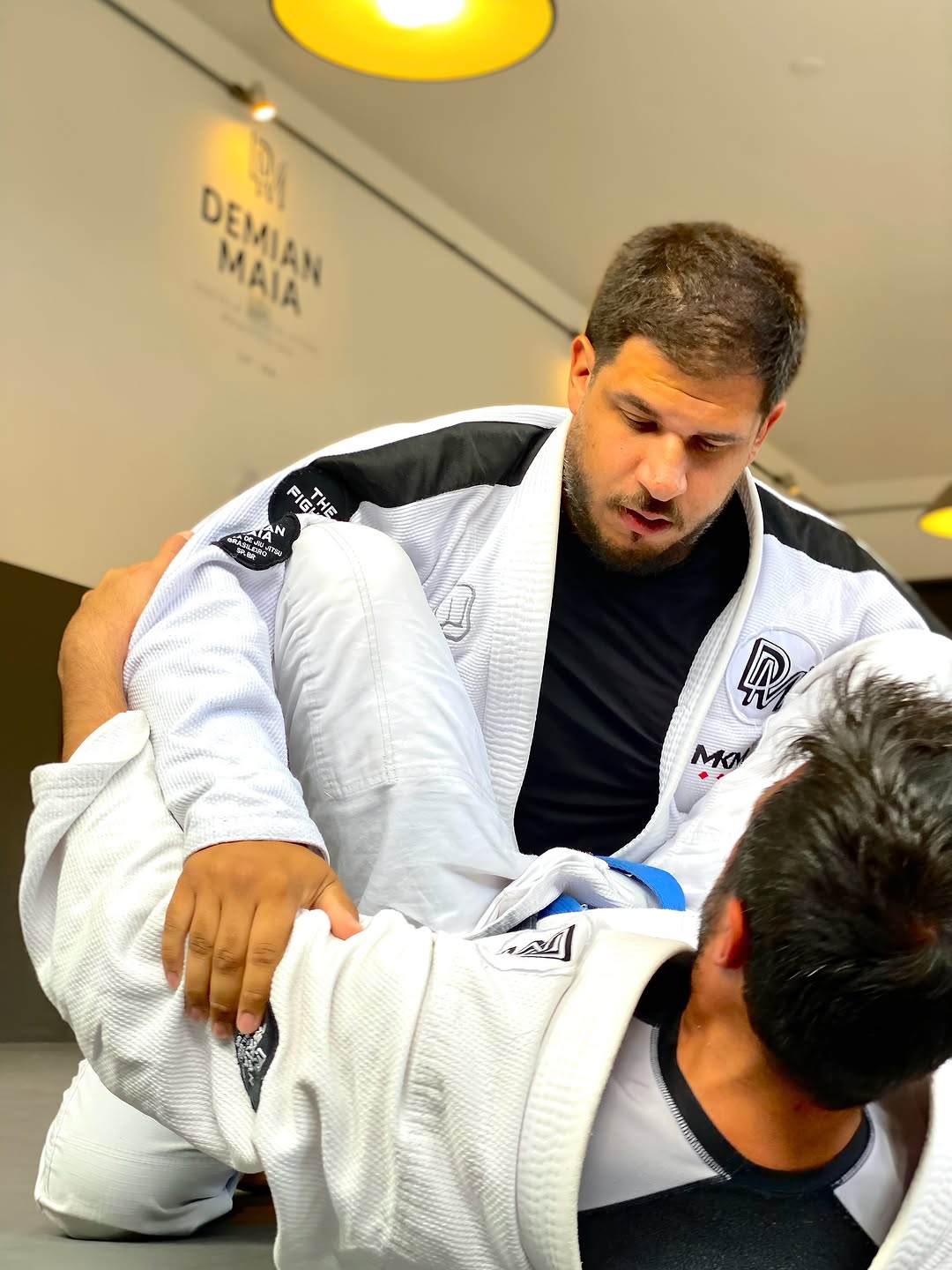 Treino adulto de Jiu-Jitsu na Escola Demian Maia