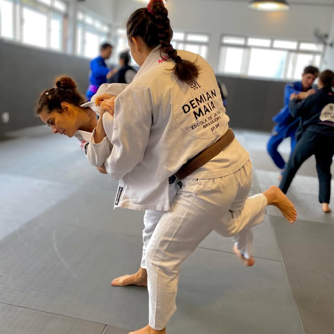 Treino feminino de Jiu-Jitsu na Escola Demian Maia