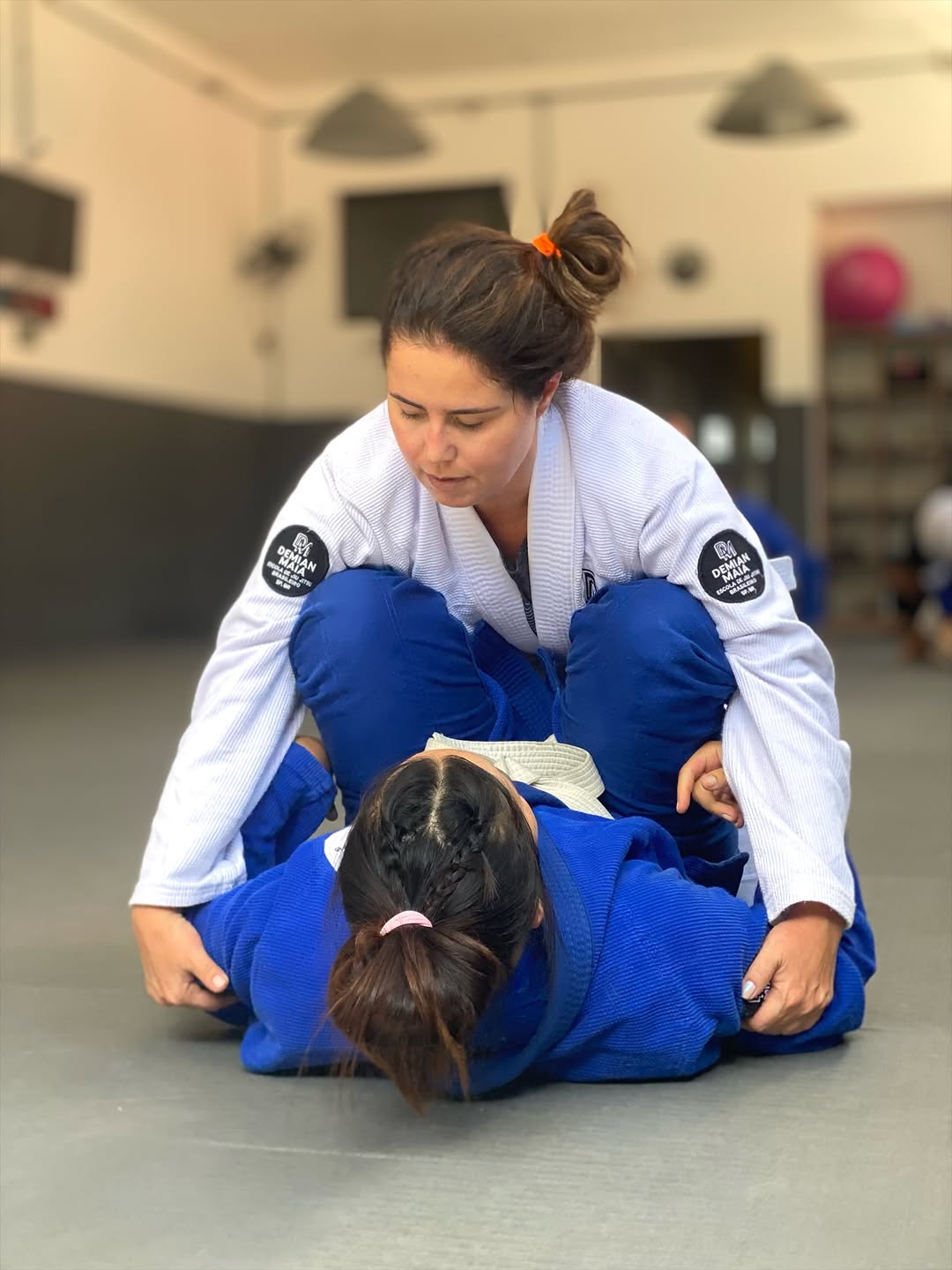 Treino técnico na turma feminina da Escola Demian Maia